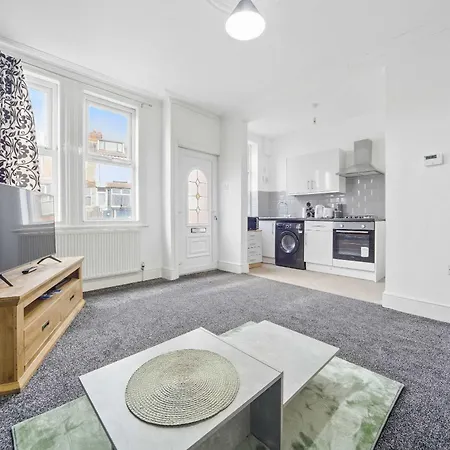 Holiday home Spacious 3-bedroom In Leeds