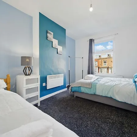 Holiday home Spacious 3-bedroom In Leeds *