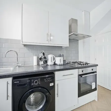 Holiday home Spacious 3-bedroom In Leeds *