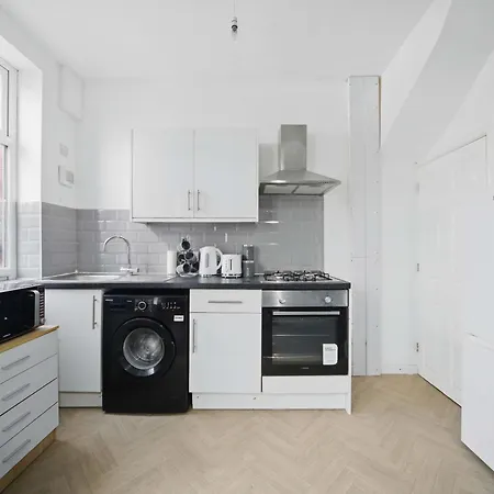 Spacious 3-bedroom In Leeds Holiday home