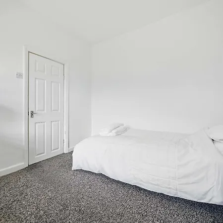 Spacious 3-bedroom In Leeds Holiday home *