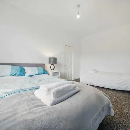 Holiday home Spacious 3-bedroom In Leeds