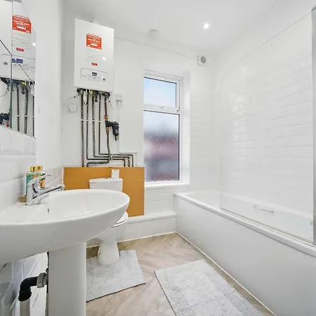 Holiday home Spacious 3-bedroom In Leeds