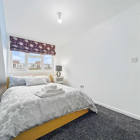 Holiday home Spacious 3-bedroom In Leeds